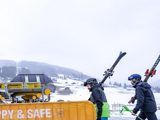 Skifahrer bei der Talstation des Skigebiets Zillertal Arena am Donnerstag, 24. Dezember 2020, in Gerlos.