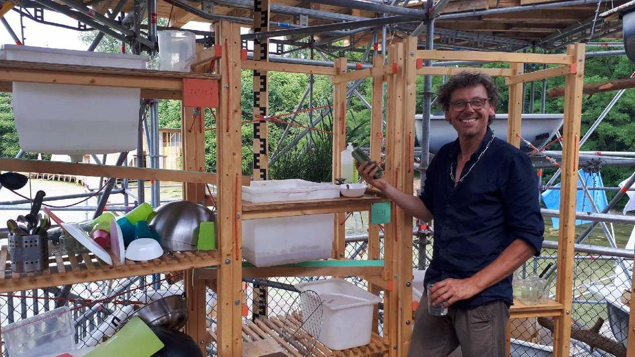 Benjamin Foerster-Baldenius steht vor einer überdimensionalen Spülmaschine Benjamin Foerster-Baldenius steht vor einer überdimensionalen Spülmaschine
