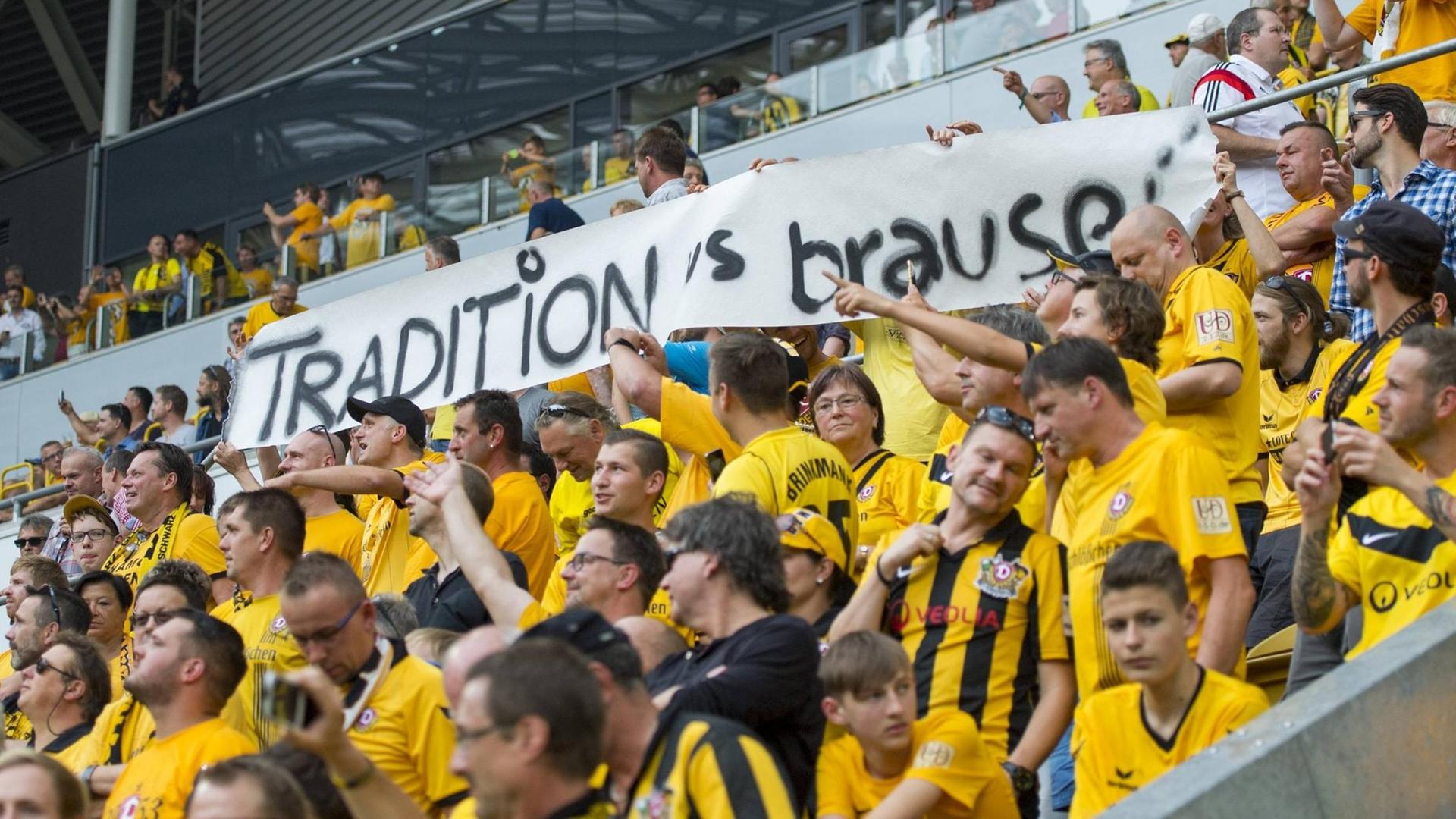 Fans von Dynamo Dresden beim Pokalspiel gegen RB Leipzig Fans von Dynamo Dresden beim Pokalspiel gegen RB Leipzig