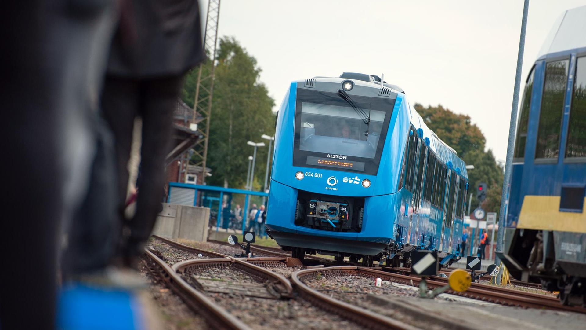 Ein neuer Brennstoffzellenzug, der mit Strom aus Wasserstoff angetrieben wird, fährt in den Bahnhof ein. Ein neuer Brennstoffzellenzug, der mit Strom aus Wasserstoff angetrieben wird, fährt in den Bahnhof ein.