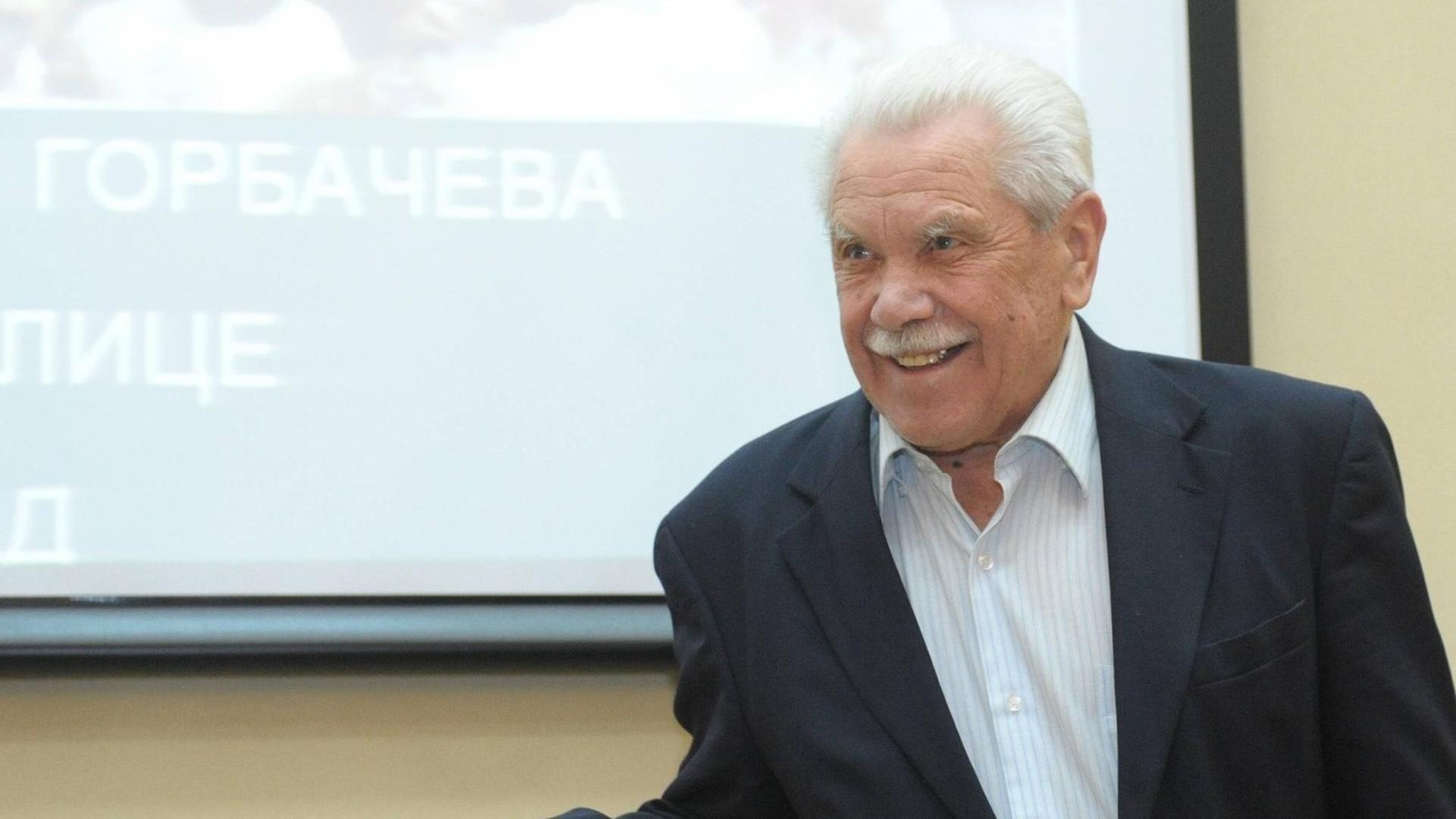 Bildnummer: 53868970 Datum: 19.03.2010 Copyright: imago/ITAR-TASS ITAR-TASS 110: MOSCOW, RUSSIA. MARCH 19, 2010. Anatoly Chernyayev, former adviser of ex-Soviet president Gorbachev, at an international conference entitled Responding to The Challenges of Our Time at the Gorbachev Foundation Conference Hall in Moscow. The event marks the 25th anniversary of Perestroyka. PUBLICATIONxINxGERxAUTxONLY Politik People 25 Jahrestag Perestroika Porträt premiumd xint kbdig xng 2010 quer Bildnummer 53868970 Date 19 03 2010 Copyright Imago ITAR TASS ITAR TASS 110 Moscow Russia March 19 2010 Anatoly Former Adviser of Ex Soviet President Gorbachev AT to International Conference entitled Responding to The Challenges of Our Time AT The Gorbachev Foundation Conference Hall in Moscow The Event Marks The 25th Anniversary of PUBLICATIONxINxGERxAUTxONLY politics Celebrities 25 Anniversary Perestroika Portrait premiumd Kbdig xng 2010 horizontal Bildnummer: 53868970 Datum: 19.03.2010 Copyright: imago/ITAR-TASS ITAR-TASS 110: MOSCOW, RUSSIA. MARCH 19, 2010. Anatoly Chernyayev, former adviser of ex-Soviet president Gorbachev, at an international conference entitled Responding to The Challenges of Our Time at the Gorbachev Foundation Conference Hall in Moscow. The event marks the 25th anniversary of Perestroyka. PUBLICATIONxINxGERxAUTxONLY Politik People 25 Jahrestag Perestroika Porträt premiumd xint kbdig xng 2010 quer Bildnummer 53868970 Date 19 03 2010 Copyright Imago ITAR TASS ITAR TASS 110 Moscow Russia March 19 2010 Anatoly Former Adviser of Ex Soviet President Gorbachev AT to International Conference entitled Responding to The Challenges of Our Time AT The Gorbachev Foundation Conference Hall in Moscow The Event Marks The 25th Anniversary of PUBLICATIONxINxGERxAUTxONLY politics Celebrities 25 Anniversary Perestroika Portrait premiumd Kbdig xng 2010 horizontal