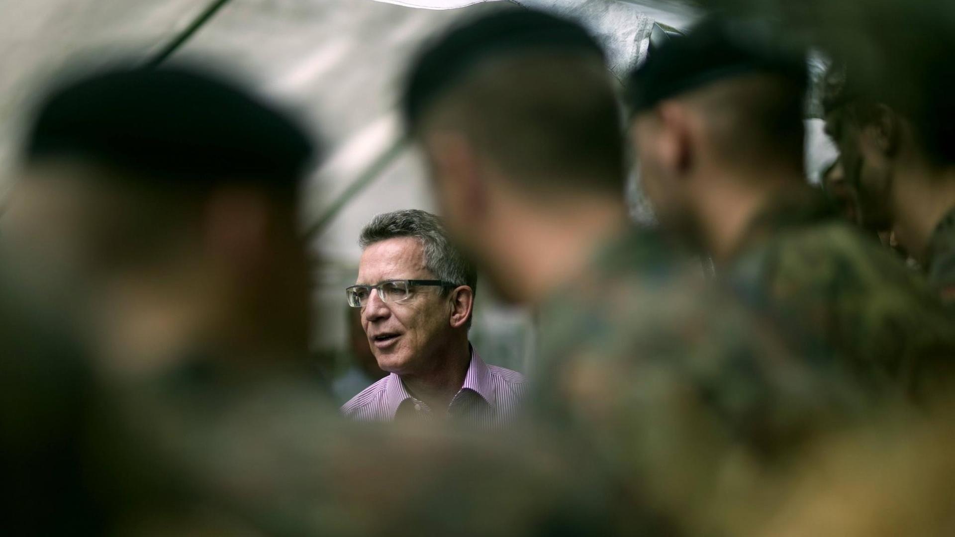 Thomas de Maizière 2013 während eines Besuchs einer Panzergrenadierbrigade - damals war der heutige Innenminister noch Bundesverteidigungsminister. Thomas de Maizière 2013 während eines Besuchs einer Panzergrenadierbrigade - damals war der heutige Innenminister noch Bundesverteidigungsminister.