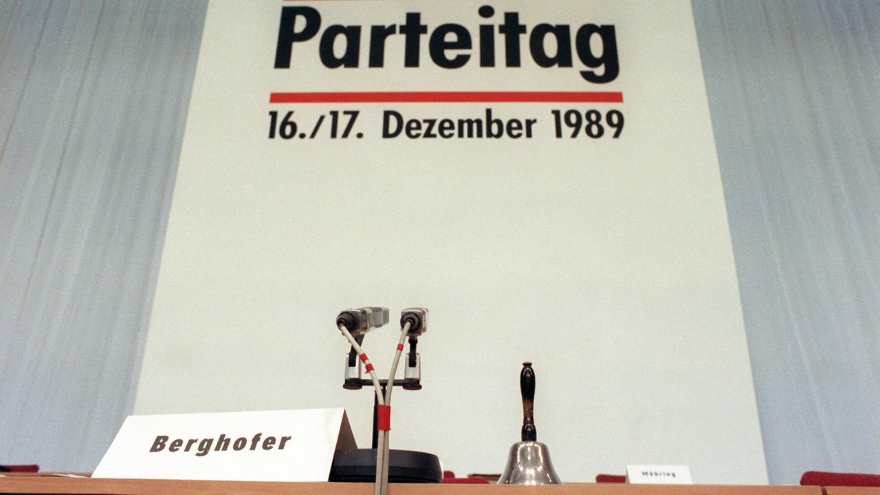 Blick auf das Präsidium des Außerordentlichen Parteitages der SED-PDS am 16.12.1989 in Berlin. Neben dem Mikrofon steht die Glocke des Tagungsleiters, an diesem Tag war es der Dresdener Oberbürgermeister Berghofer. 