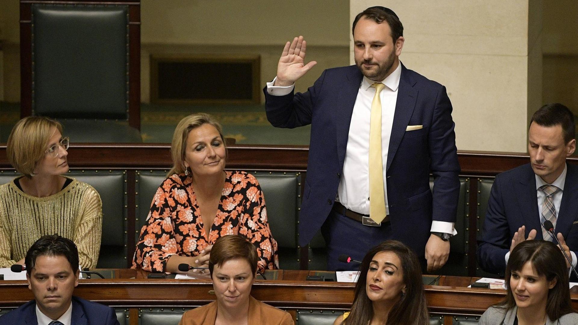 Der frisch für die N-VA ins belgische Parlament gewählte Michael Freilich spricht am 20. Juni 2019 den Abgeordneteneid Der frisch für die N-VA ins belgische Parlament gewählte Michael Freilich spricht am 20. Juni 2019 den Abgeordneteneid