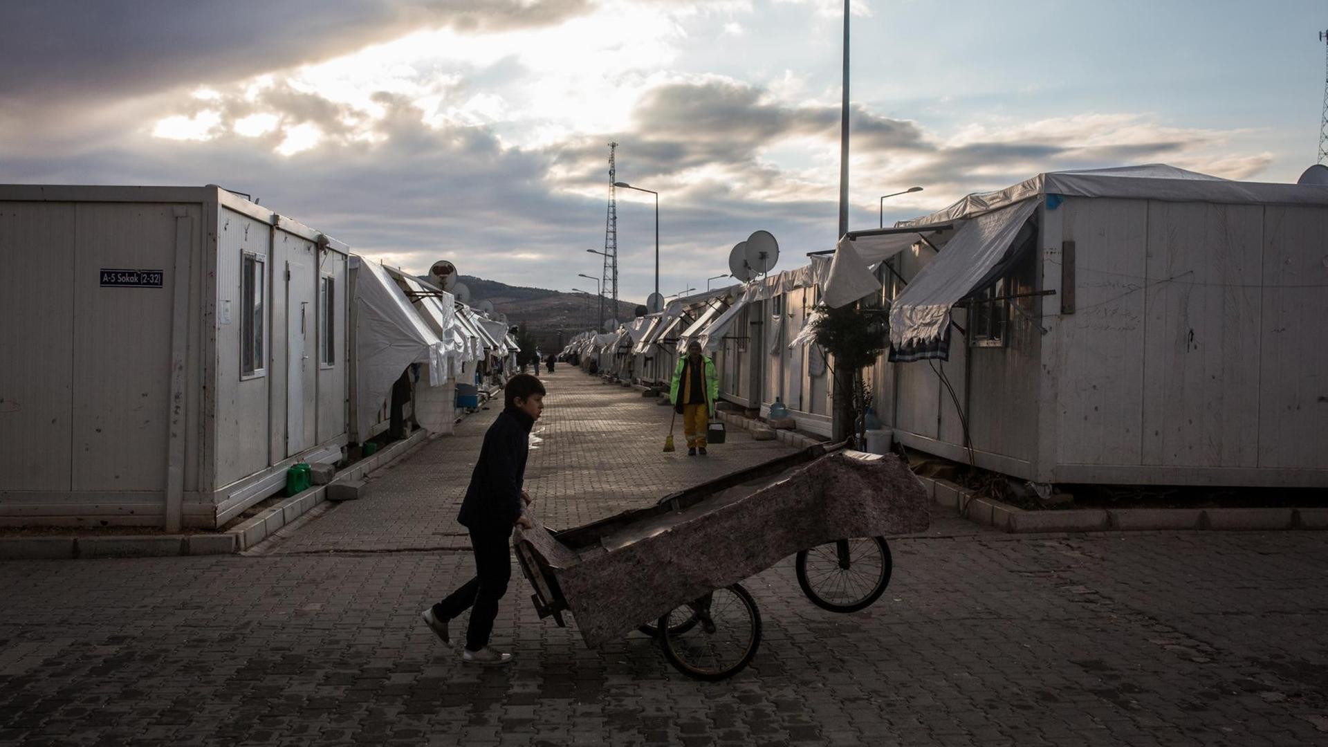 Ein Kind mit einer Karre in einem Flüchtlingslager in Kilis, an der Grenze zwischen Syrien und der Türkei. Ein Kind mit einer Karre in einem Flüchtlingslager in Kilis, an der Grenze zwischen Syrien und der Türkei.
