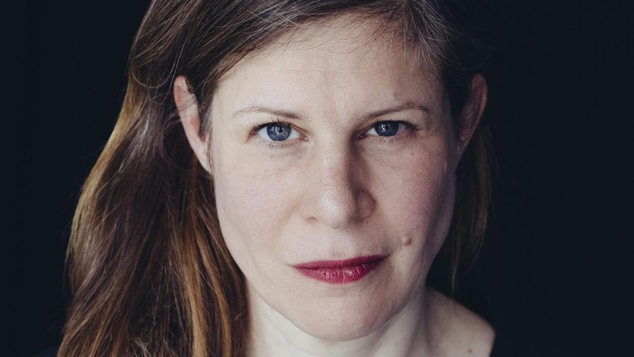 Die Autorin Maren Wurster guckt selbstbewusst in die Kamera, die langen Haare sind über die rechte Schulter gekämmt Die Autorin Maren Wurster guckt selbstbewusst in die Kamera, die langen Haare sind über die rechte Schulter gekämmt