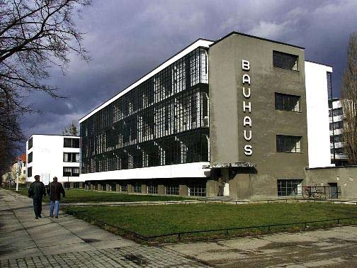 Das Bauhaus wurde 1926 nach Plänen von Walter Gropius errichtet. Es zählt zum Weltkulturerbe der Unesco.