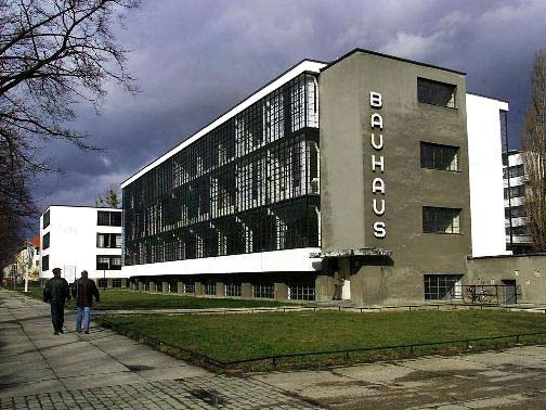 Das Bauhaus wurde 1926 nach Plänen von Walter Gropius errichtet. Es zählt zum Weltkulturerbe der Unesco. Das Bauhaus wurde 1926 nach Plänen von Walter Gropius errichtet. Es zählt zum Weltkulturerbe der Unesco.
