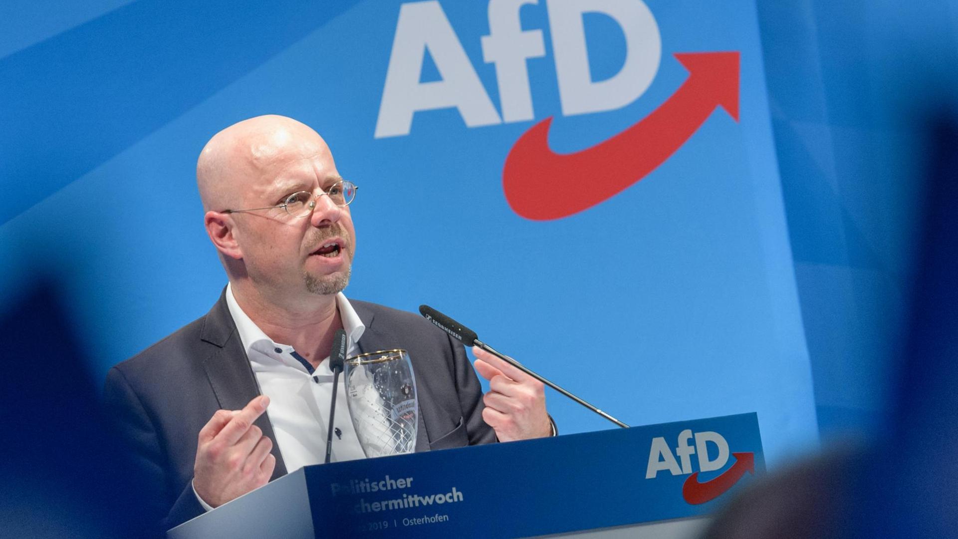 Andreas Kalbitz, Spitzenkandidat der AfD für die Landtagswahl in Brandenburg im September 2019, spricht beim politischen Aschermittwoch der AfD im bayrischen Osterhofen.