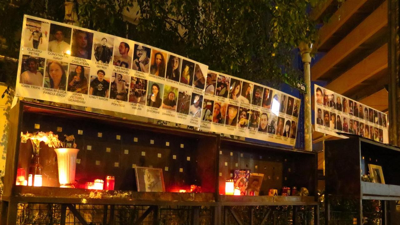 Vor dem Bukarester Club Colectiv erinnern Bilder an die Opfer der Brandkatastrophe im Oktober 2015 Vor dem Bukarester Club Colectiv erinnern Bilder an die Opfer der Brandkatastrophe im Oktober 2015