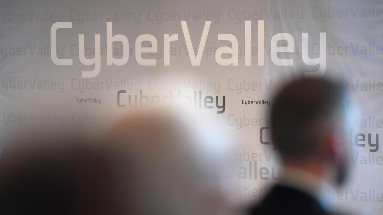 Schild mit der Aufschrift Cyber Valley Schild mit der Aufschrift Cyber Valley