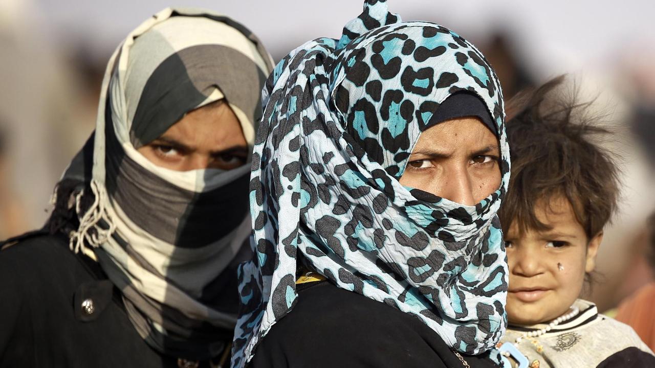 Irakische Frauen, die aus Mossul geflüchtet sind. Irakische Frauen, die aus Mossul geflüchtet sind.