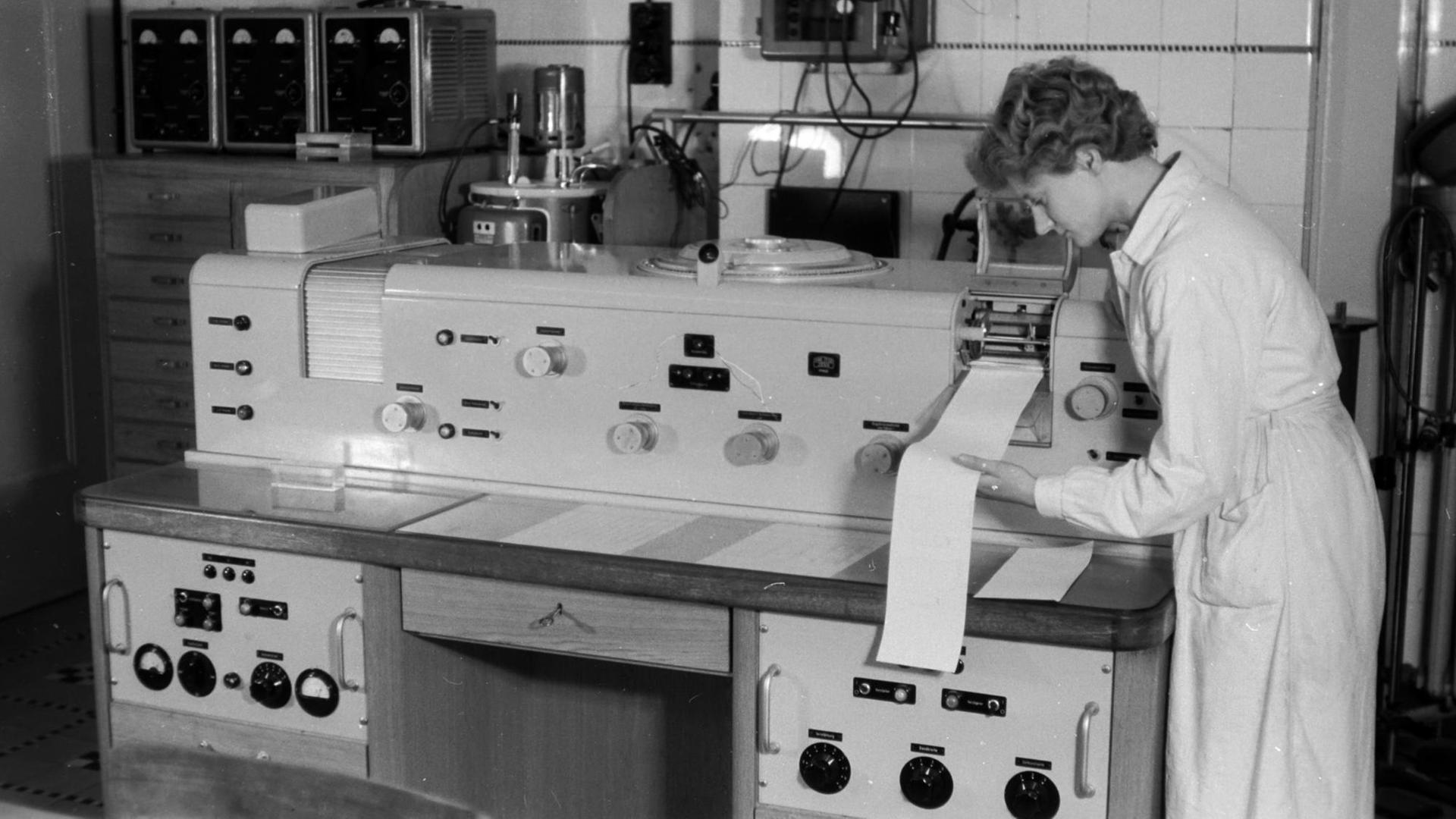 Chemielabor der Universität Jena, undatierte Aufnahme von 1960. Chemielabor der Universität Jena, undatierte Aufnahme von 1960.