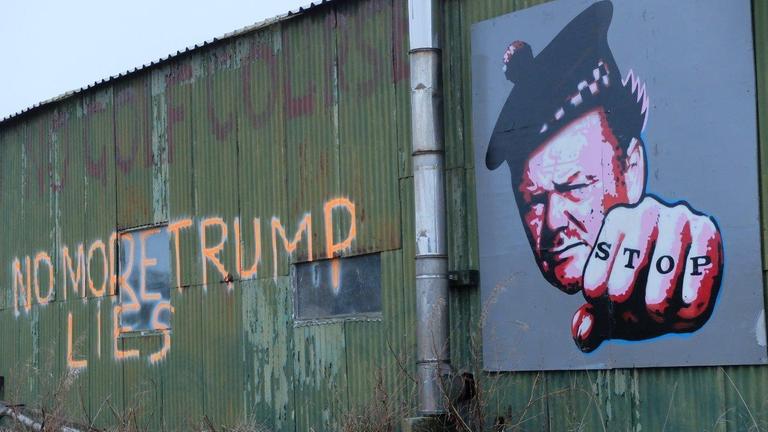 Die Wellbechhalle eines Anwohners, der offenbar verärgert ist über die Lügen von Donald Trump. Die Wellbechhalle eines Anwohners, der offenbar verärgert ist über die Lügen von Donald Trump.