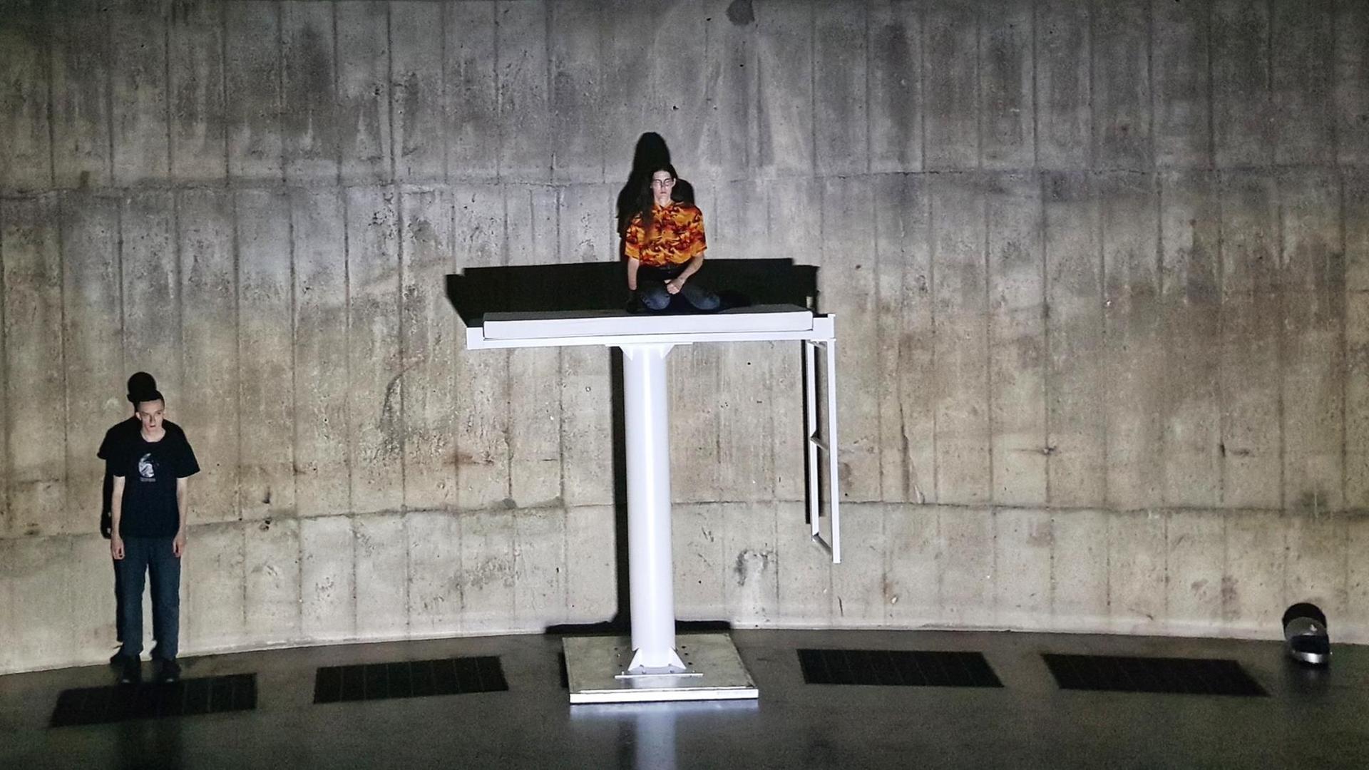 Still aus der Performance "Sex" von Anne Imhof Still aus der Performance "Sex" von Anne Imhof