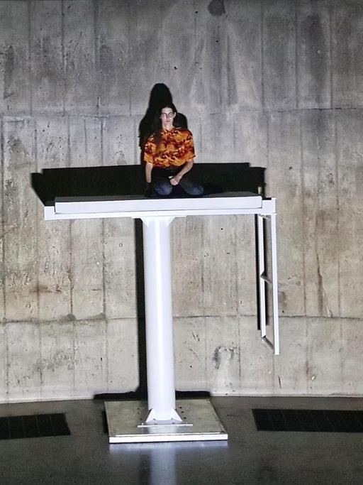 Still aus der Performance "Sex" von Anne Imhof