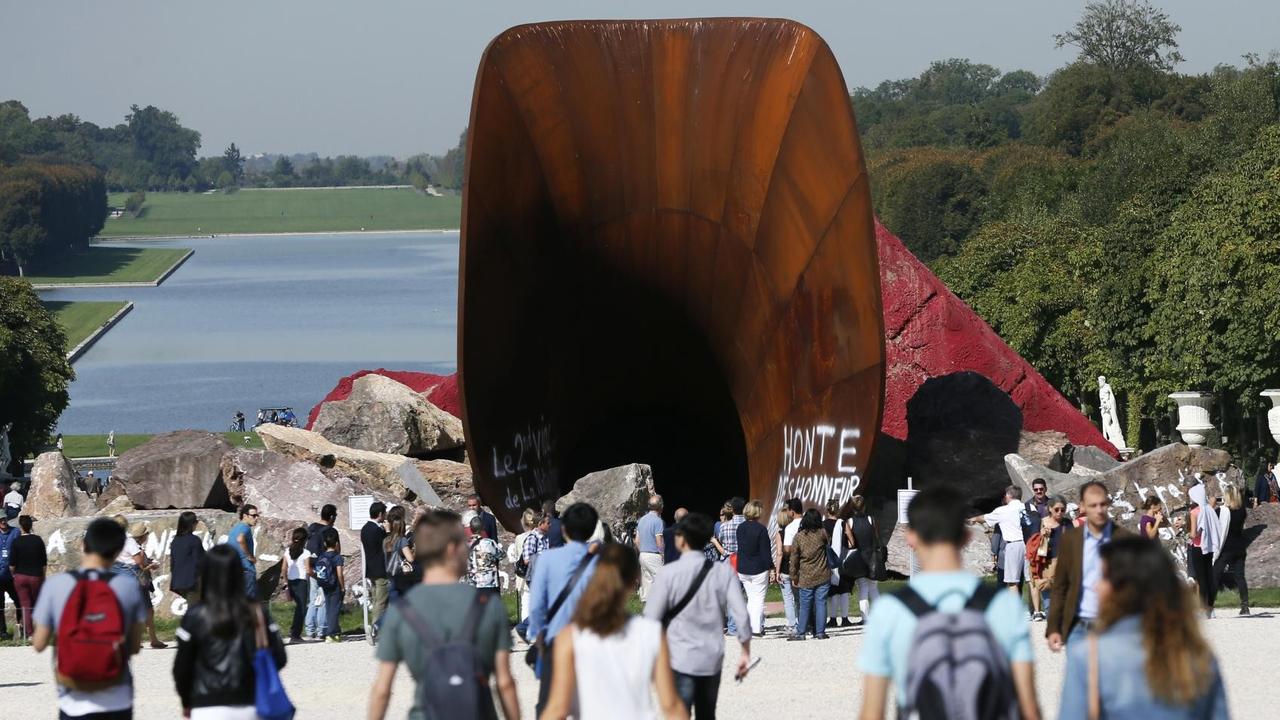 Besucher spazieren 2015 vor der Skulptur "Dirty Corner" von Anish Kapoor in Versailles.