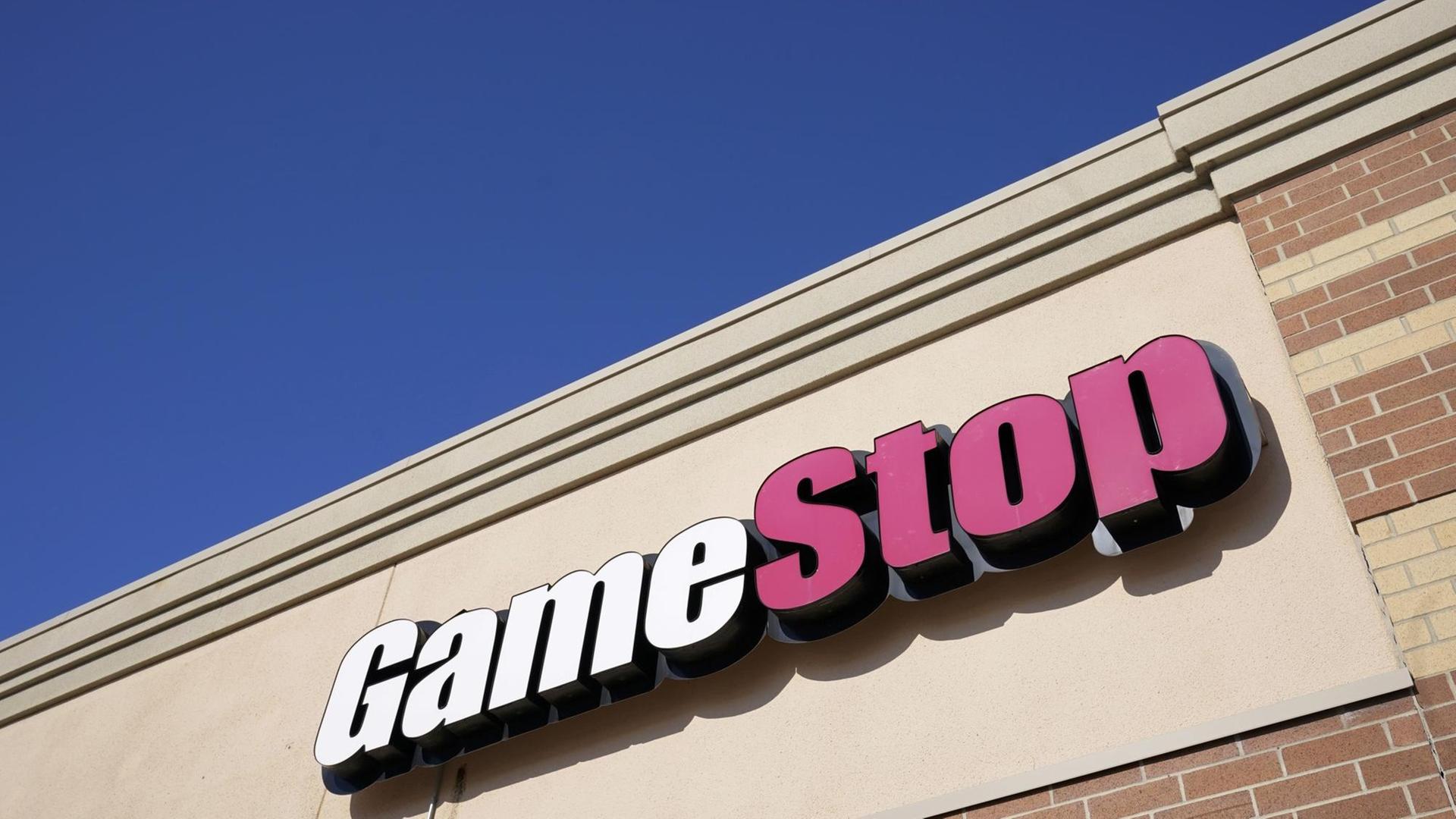 Der Schriftzug GameStop an einer Hauswand. Der Schriftzug GameStop an einer Hauswand.