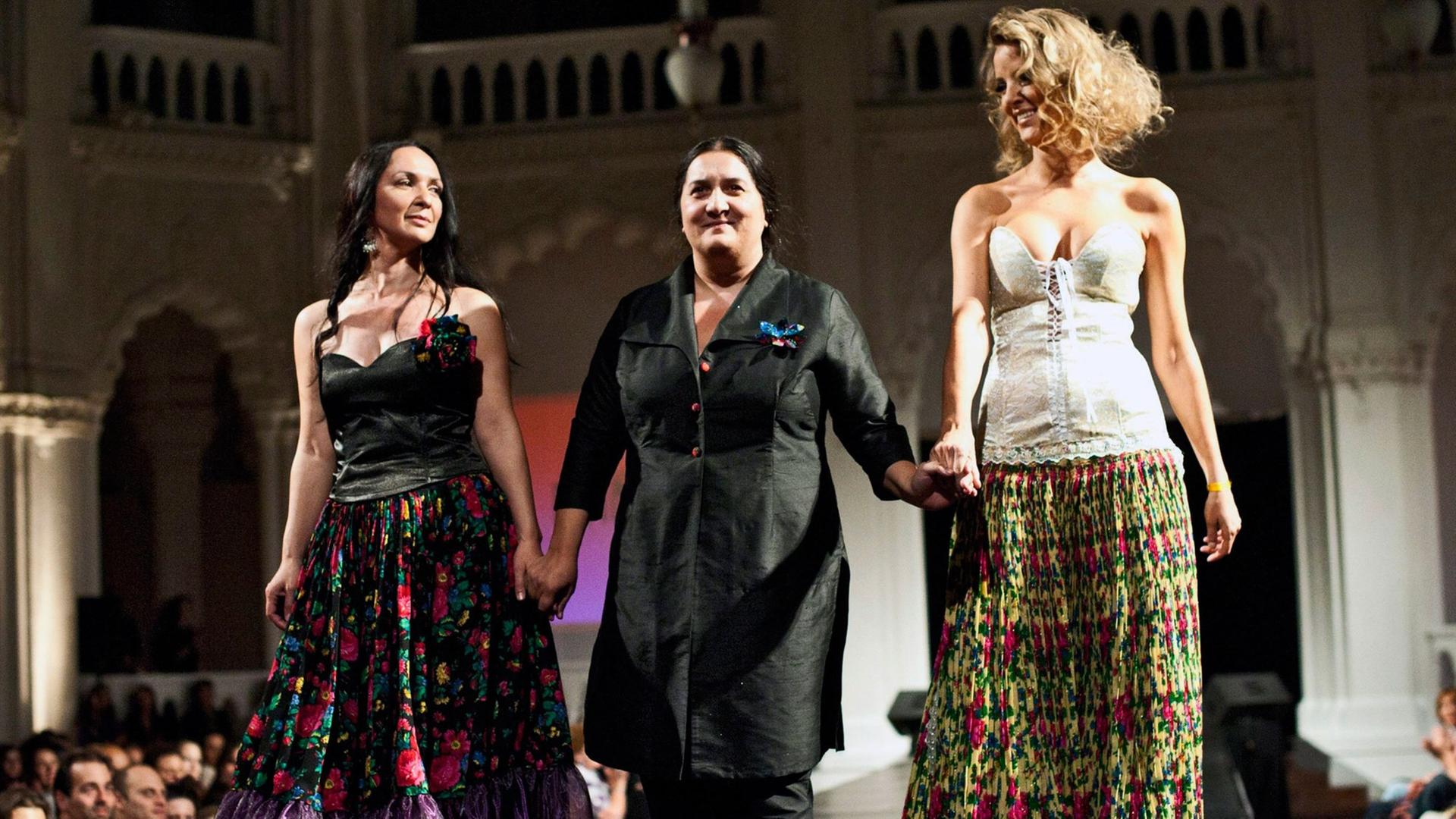 Roma-Designerin Erika Varga in Budapest während einer Modenschau. Roma-Designerin Erika Varga in Budapest während einer Modenschau.