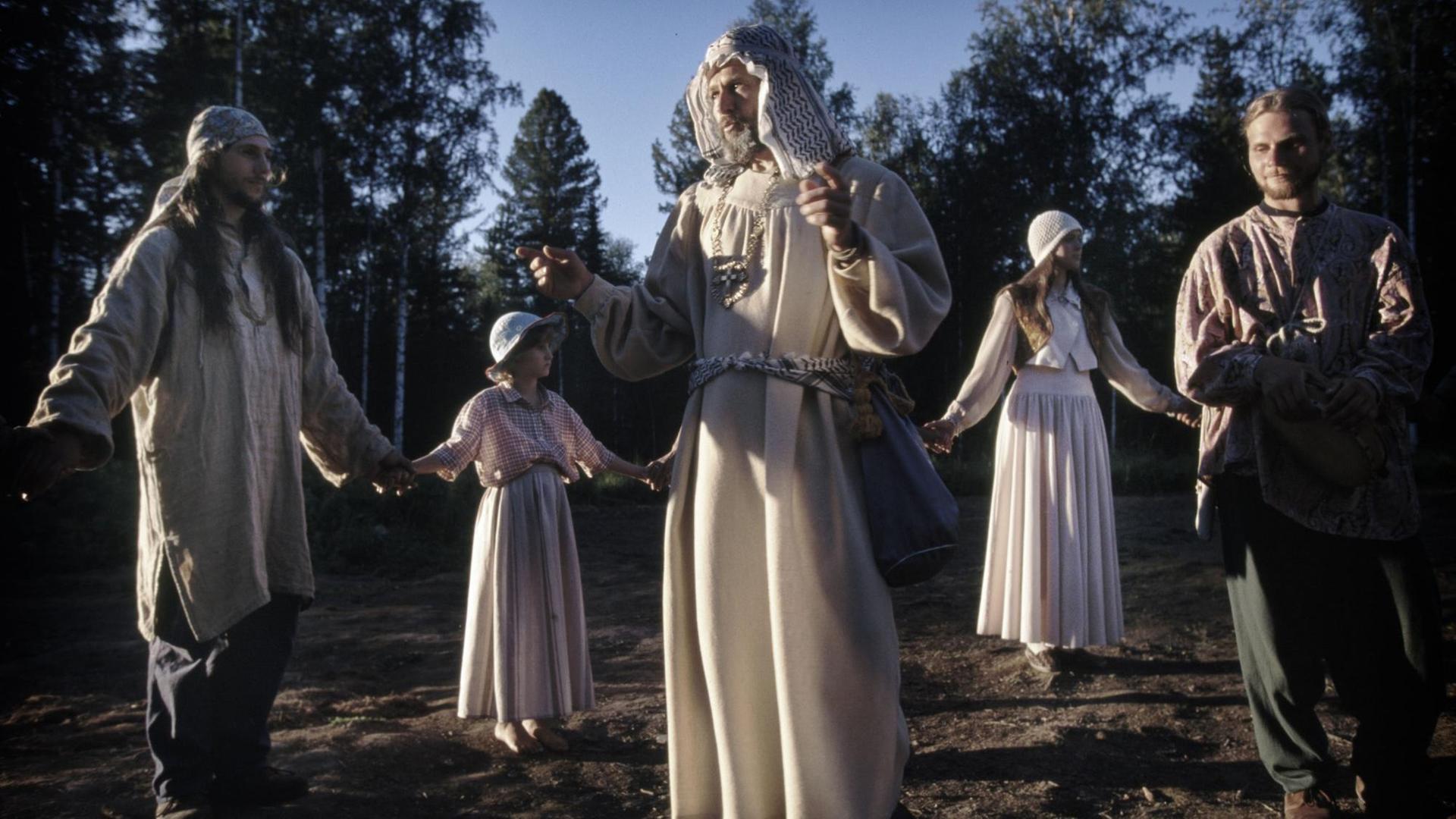Russische Familien folgen der Anastasia-Bewegung, die auf den Ideen der spirituellen Bücher von Wladimir Megre basiert. Russische Familien folgen der Anastasia-Bewegung, die auf den Ideen der spirituellen Bücher von Wladimir Megre basiert.