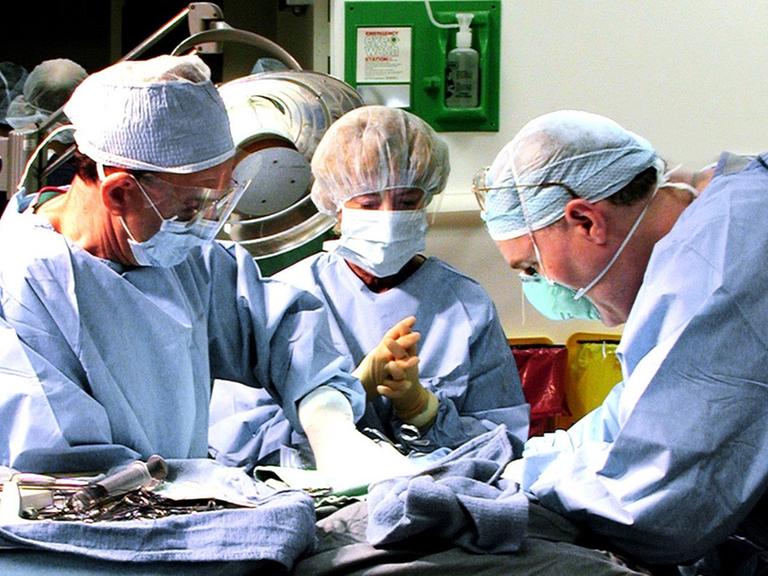 Ärzte präparieren im Labor der Firma Alcor, der "Stiftung für Lebensverlängerung" in Scottsdale, Arizona, eine Leiche für die Konservierung.