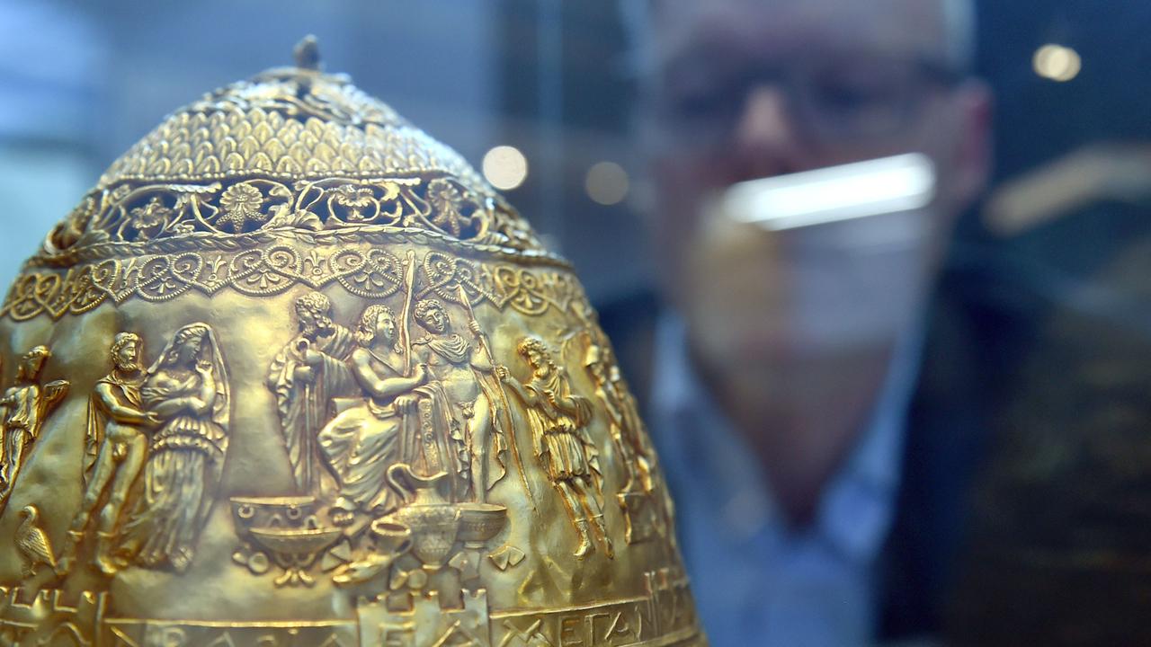 Josef Mühlenbrock, Direktor des LWL Museums, schaut sich die Fälschung Tiara des Saitaphernes in der Ausstellung «Irrtümer & Fälschungen der Archäologie» an. Josef Mühlenbrock, Direktor des LWL Museums, schaut sich die Fälschung Tiara des Saitaphernes in der Ausstellung «Irrtümer & Fälschungen der Archäologie» an.