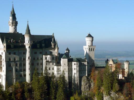 Schloss Neuschwanstein bei Schwangau im Ostallgäu. Das auch als Märchenschloss bezeichnete Gebäude wurde im Auftrag von König Ludwig II. von Bayern im 19. Jahrhundert errichtet.