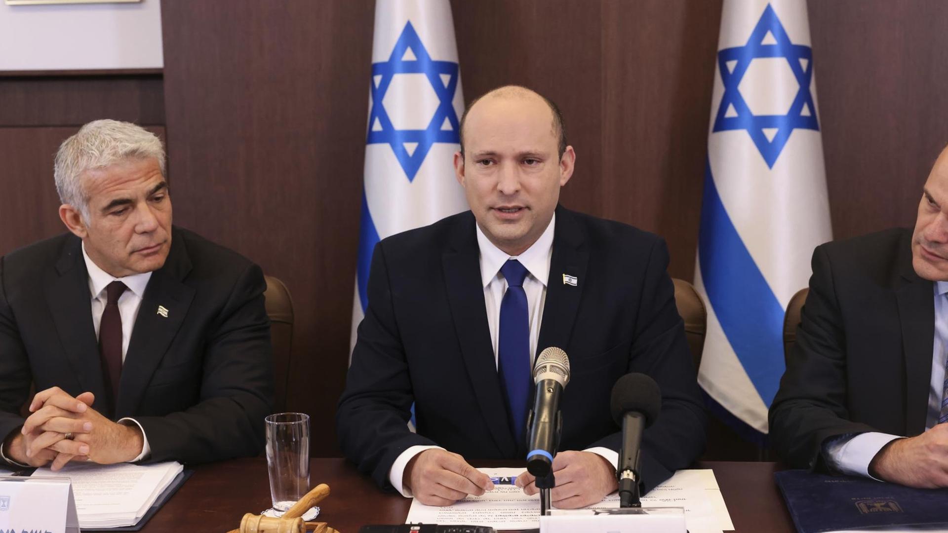 Israels neuer Premierminister Naftali Bennett (m) neben Außenminister Yair Lapid (l) (Emmanuel Dunand/Pool Photo via AP) Israels neuer Premierminister Naftali Bennett (m) neben Außenminister Yair Lapid (l) (Emmanuel Dunand/Pool Photo via AP)