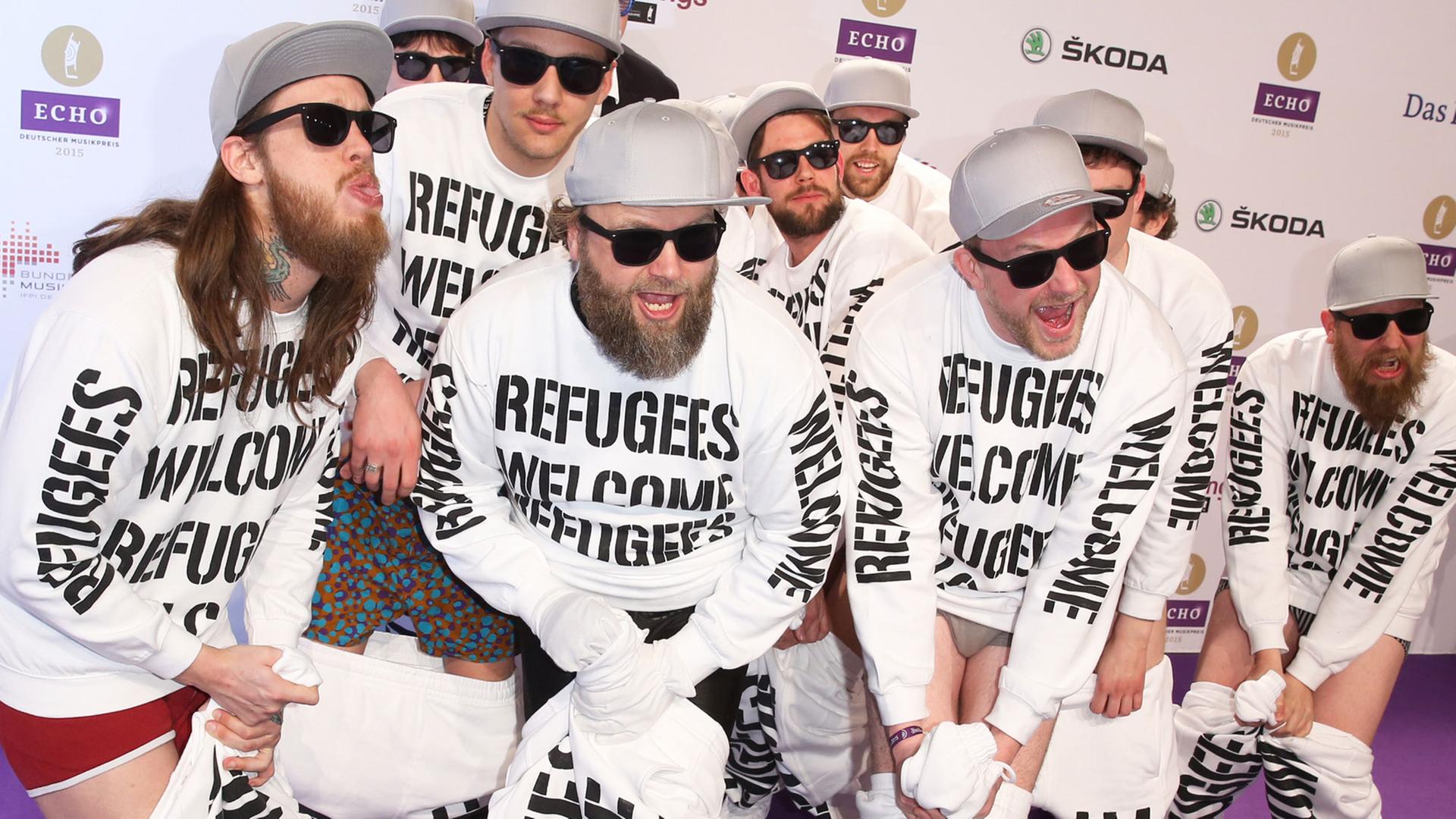 Musiker der Gruppe Deichkind kommen am 26.03.2015 in Berlin zur Verleihung des Musikpreises Echo mit Shirts mit der Aufschrift: "Refugees Welcome". Mit dem Echo werden zum 24. Mal die erfolgreichsten Musikproduktionen geehrt. Musiker der Gruppe Deichkind kommen am 26.03.2015 in Berlin zur Verleihung des Musikpreises Echo mit Shirts mit der Aufschrift: "Refugees Welcome". Mit dem Echo werden zum 24. Mal die erfolgreichsten Musikproduktionen geehrt.