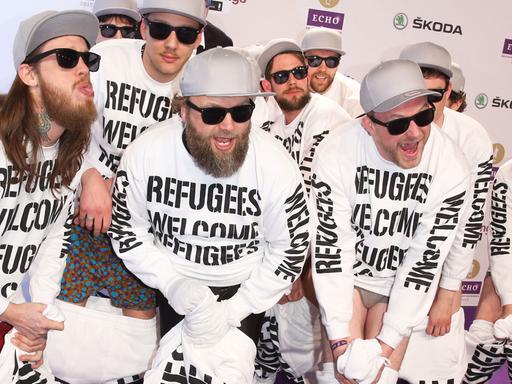 Musiker der Gruppe Deichkind kommen am 26.03.2015 in Berlin zur Verleihung des Musikpreises Echo mit Shirts mit der Aufschrift: "Refugees Welcome". Mit dem Echo werden zum 24. Mal die erfolgreichsten Musikproduktionen geehrt.
