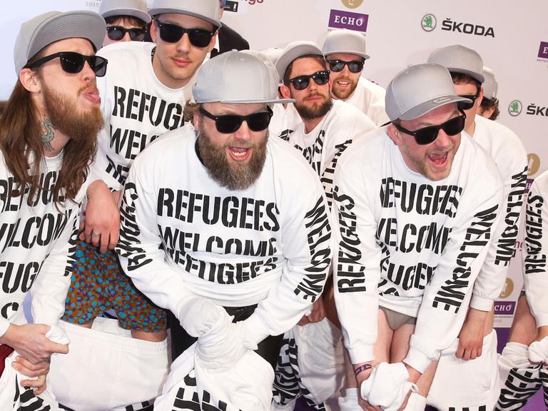 Musiker der Gruppe Deichkind kommen am 26.03.2015 in Berlin zur Verleihung des Musikpreises Echo mit Shirts mit der Aufschrift: "Refugees Welcome". Mit dem Echo werden zum 24. Mal die erfolgreichsten Musikproduktionen geehrt.