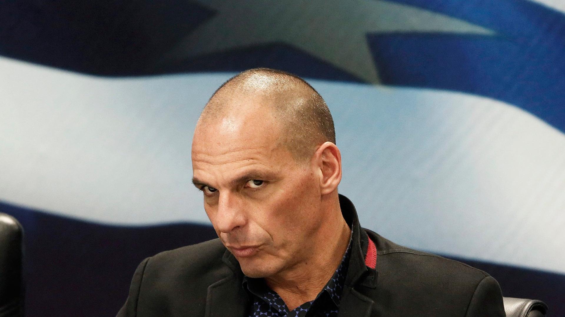 Der griechische Finanzminister Gianis Varoufakis vor einer griechischen Fahne, aufgenommen am 27.01.2015 in Athen. Der griechische Finanzminister Gianis Varoufakis vor einer griechischen Fahne, aufgenommen am 27.01.2015 in Athen.