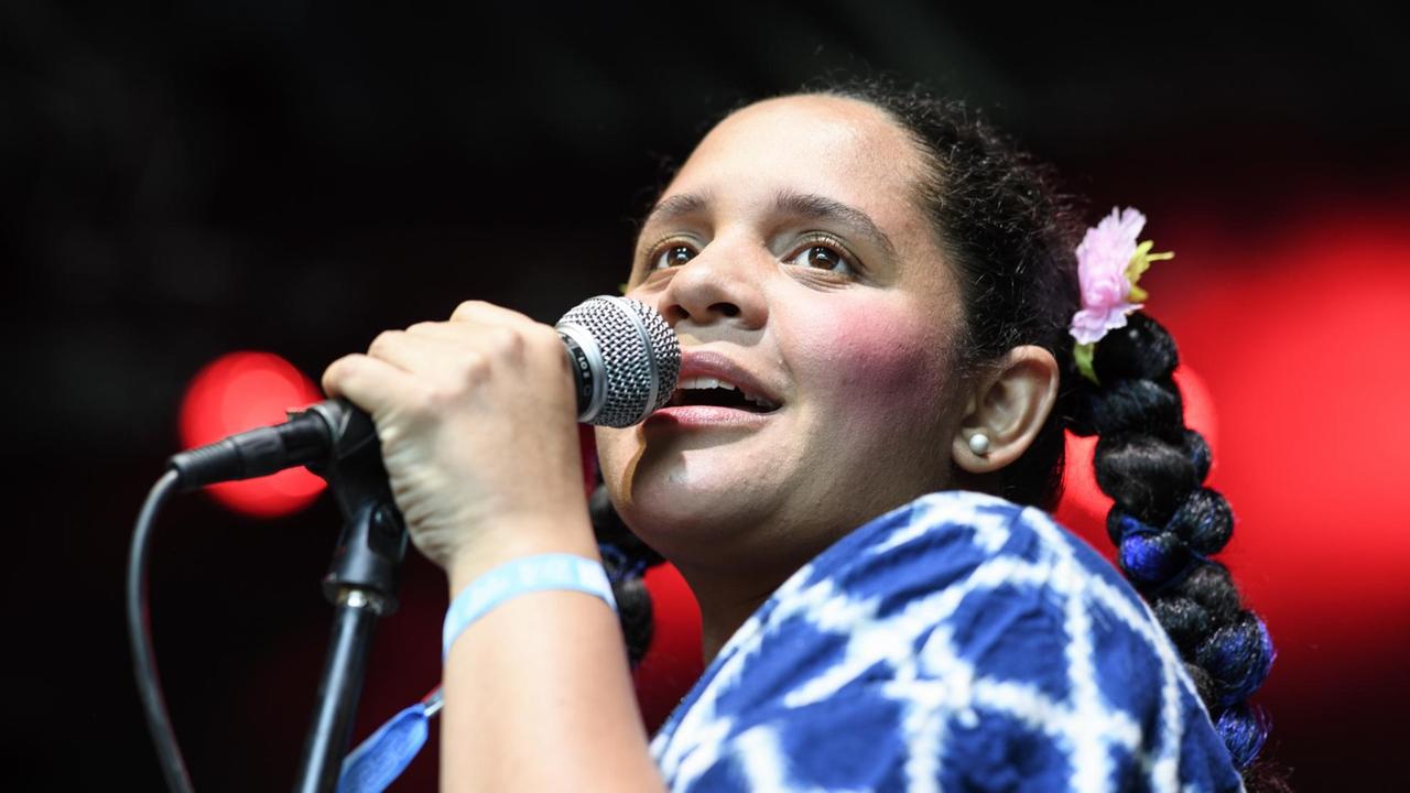 Lido Pimienta singend auf der Bühne. Lido Pimienta singend auf der Bühne.