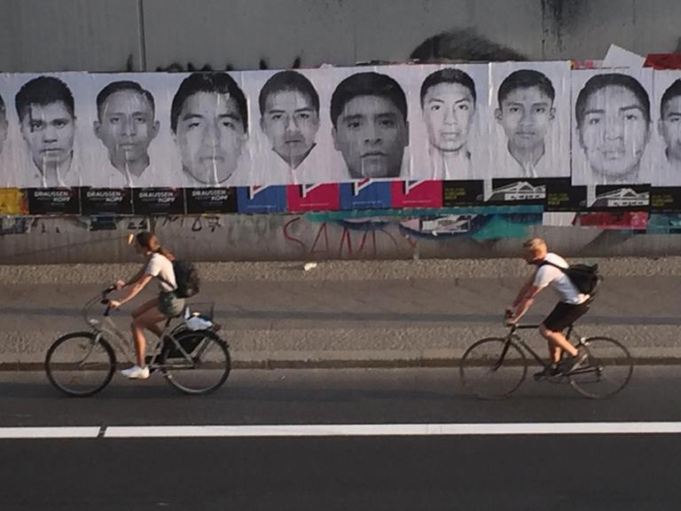 Plakate mit 43 Gesichtern
