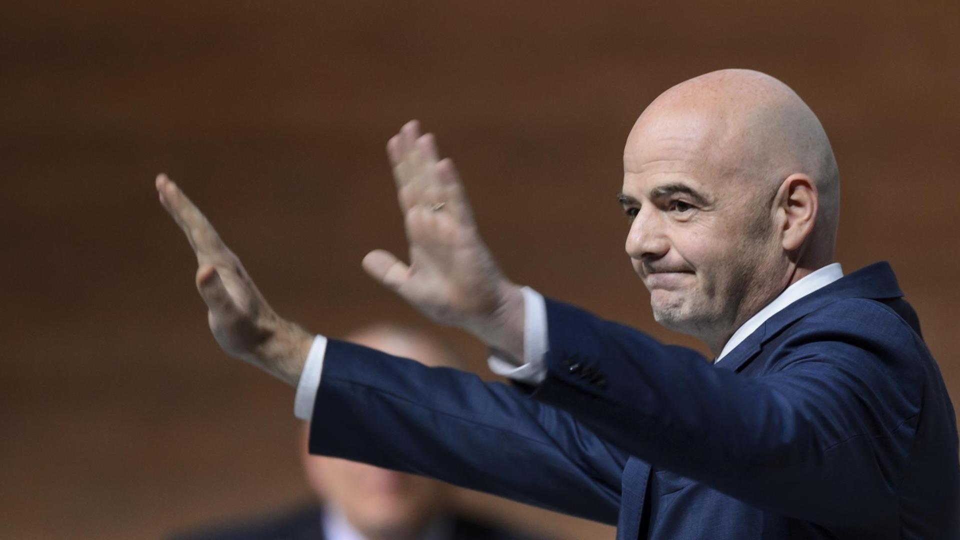 Zu sehen ist der neue FIFA-Präsident Gianni Infantino, er winkt. Zu sehen ist der neue FIFA-Präsident Gianni Infantino, er winkt.