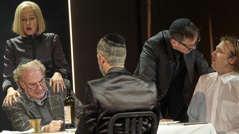 Szene aus dem Stück "Vögel": Die jüdische Familie von Eitan ist in heller Aufregung, weil er sich in eine arabischstämmige Frau verliebt hat.