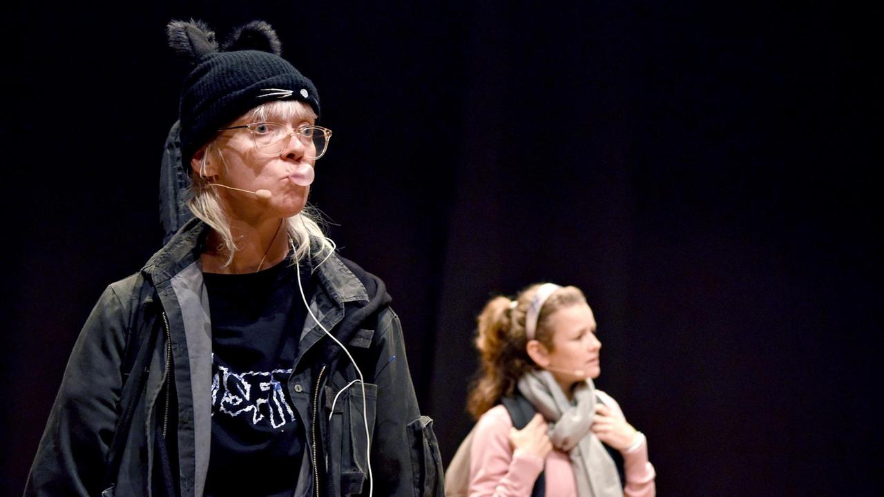 Szenenfoto vom Stück "(.....)". Produktion vom Theater Artemis, in Koproduktion mit Ruhrtriennale und Künstlerhaus Mousonturm, Regie: Jetse Batelaan Szenenfoto vom Stück "(.....)". Produktion vom Theater Artemis, in Koproduktion mit Ruhrtriennale und Künstlerhaus Mousonturm, Regie: Jetse Batelaan