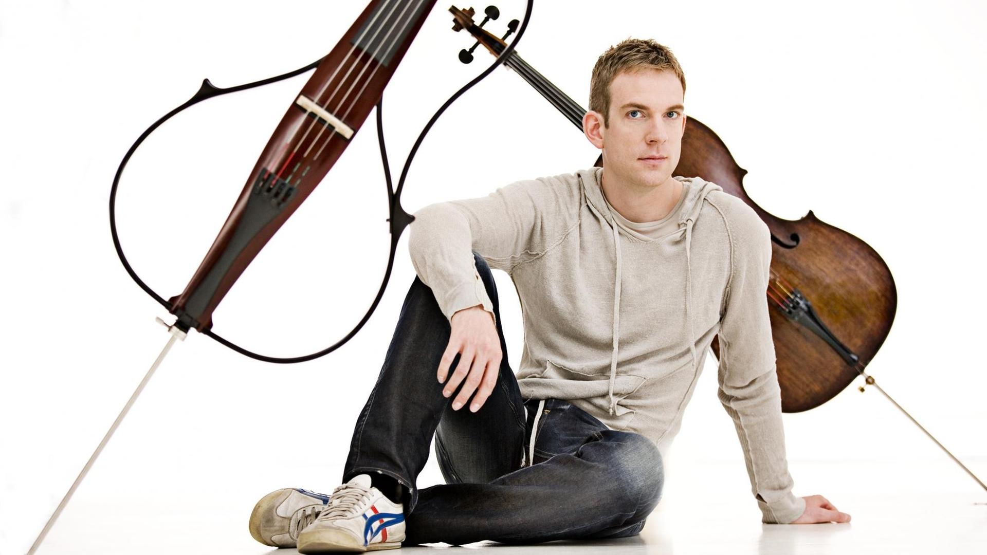 Porträt des Cellisten Johannes Moser mit seinen Instrumenten. Porträt des Cellisten Johannes Moser mit seinen Instrumenten.