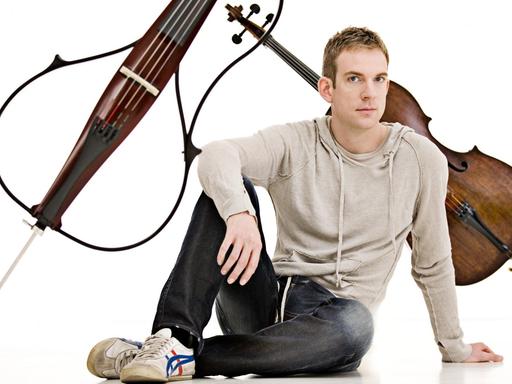 Porträt des Cellisten Johannes Moser mit seinen Instrumenten.