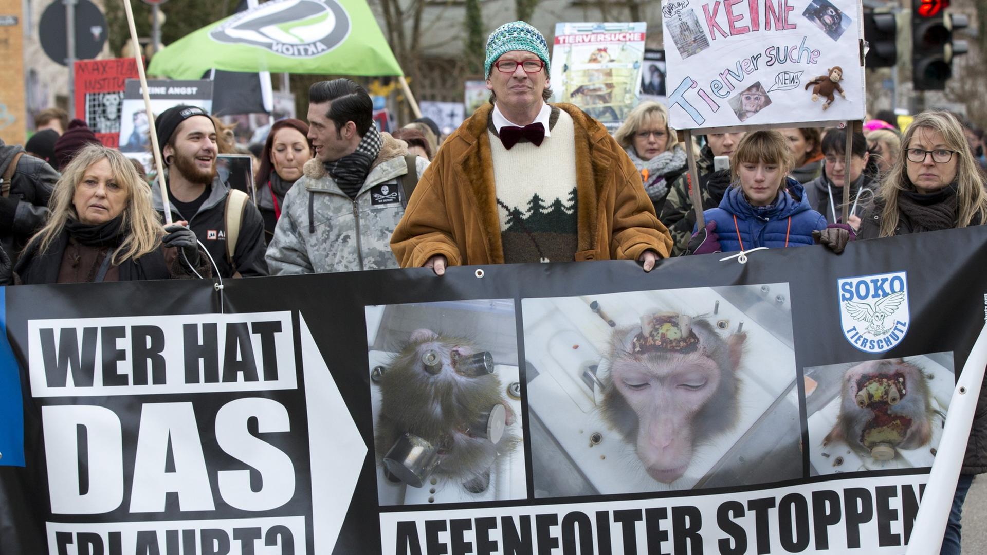 Tierschützer demonstrieren am 20.12.2014 in Tübingen gegen den Einsatz von Affen in der Forschung am Max-Planck-Institut für biologische Kybernetik. Tierschützer demonstrieren am 20.12.2014 in Tübingen gegen den Einsatz von Affen in der Forschung am Max-Planck-Institut für biologische Kybernetik.