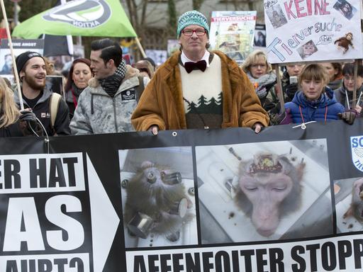 Tierschützer demonstrieren am 20.12.2014 in Tübingen gegen den Einsatz von Affen in der Forschung am Max-Planck-Institut für biologische Kybernetik.