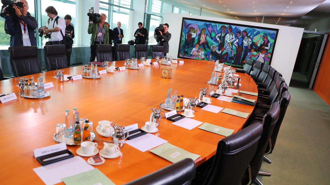 Der Kabinettstisch im Bundeskanzleramt in Berlin Der Kabinettstisch im Bundeskanzleramt in Berlin