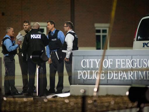 Ermittler stehen am Tatort nach Schüssen auf zwei Polizisten in Ferguson.