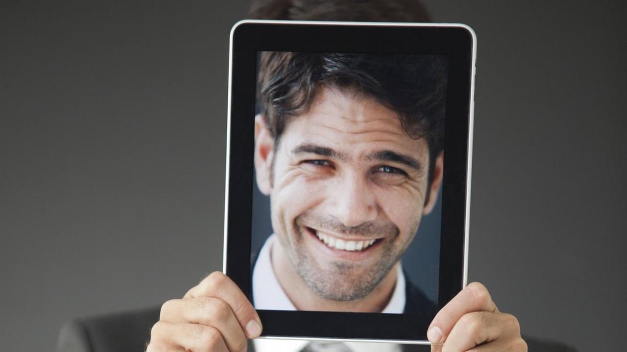 Man holding smiling photograph in front of his face PUBLICATIONxINxGERxSUIxAUTxONLY Copyright: AlexVentura B07122421 Man holding smiling photograph in front of his face PUBLICATIONxINxGERxSUIxAUTxONLY Copyright: AlexVentura B07122421