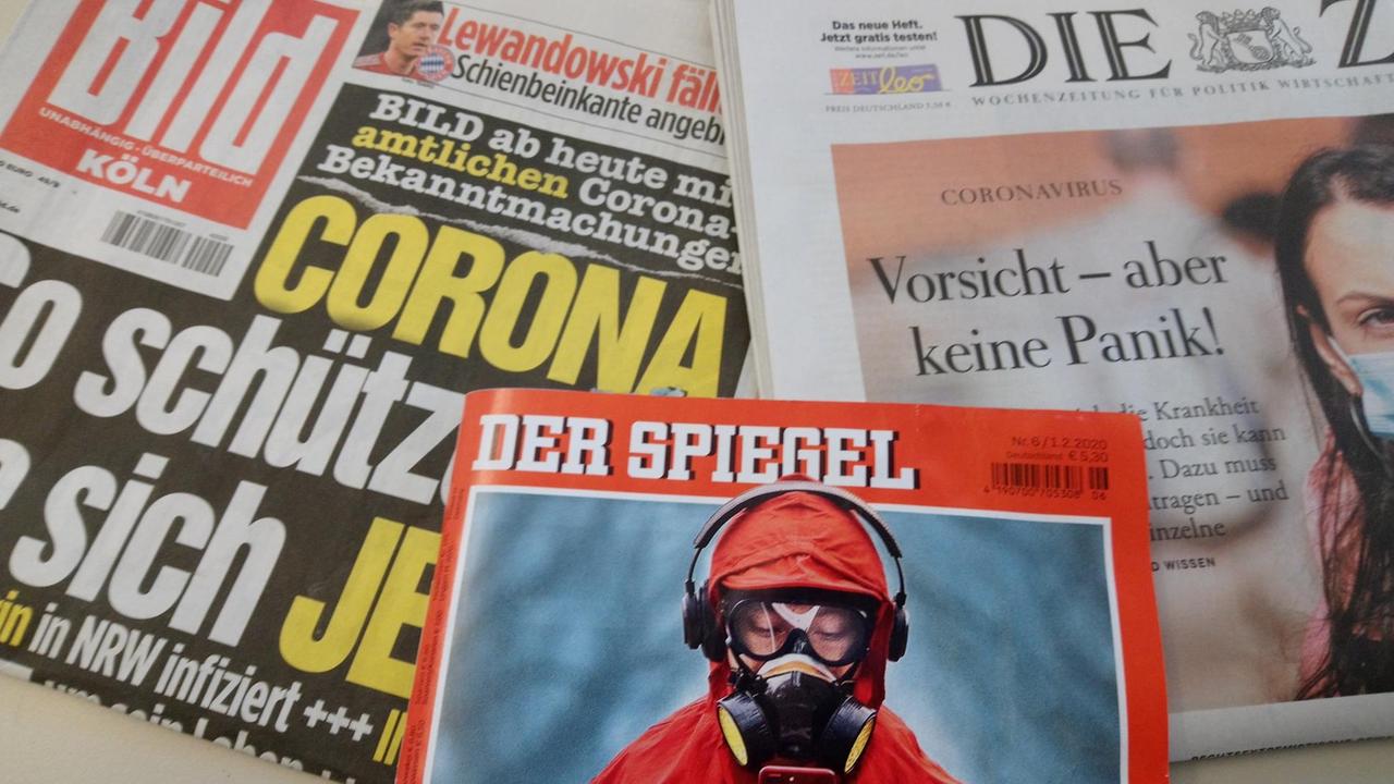Zeitungen und Zeitschriften (Bild, Spiegel, Zeit), die das Coronavirus thematisieren Zeitungen und Zeitschriften (Bild, Spiegel, Zeit), die das Coronavirus thematisieren