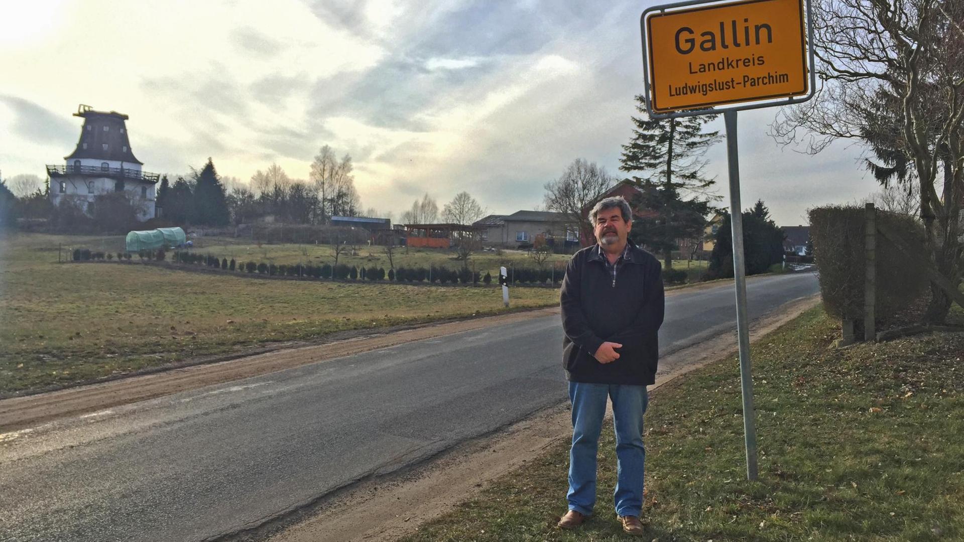 Holger Klukas, Bürgermeister der Gemeinde Gallin-Kuppentin in Mecklenburg-Vorpommern, vor dem Ortsschild "Gallin" Holger Klukas, Bürgermeister der Gemeinde Gallin-Kuppentin in Mecklenburg-Vorpommern, vor dem Ortsschild "Gallin"