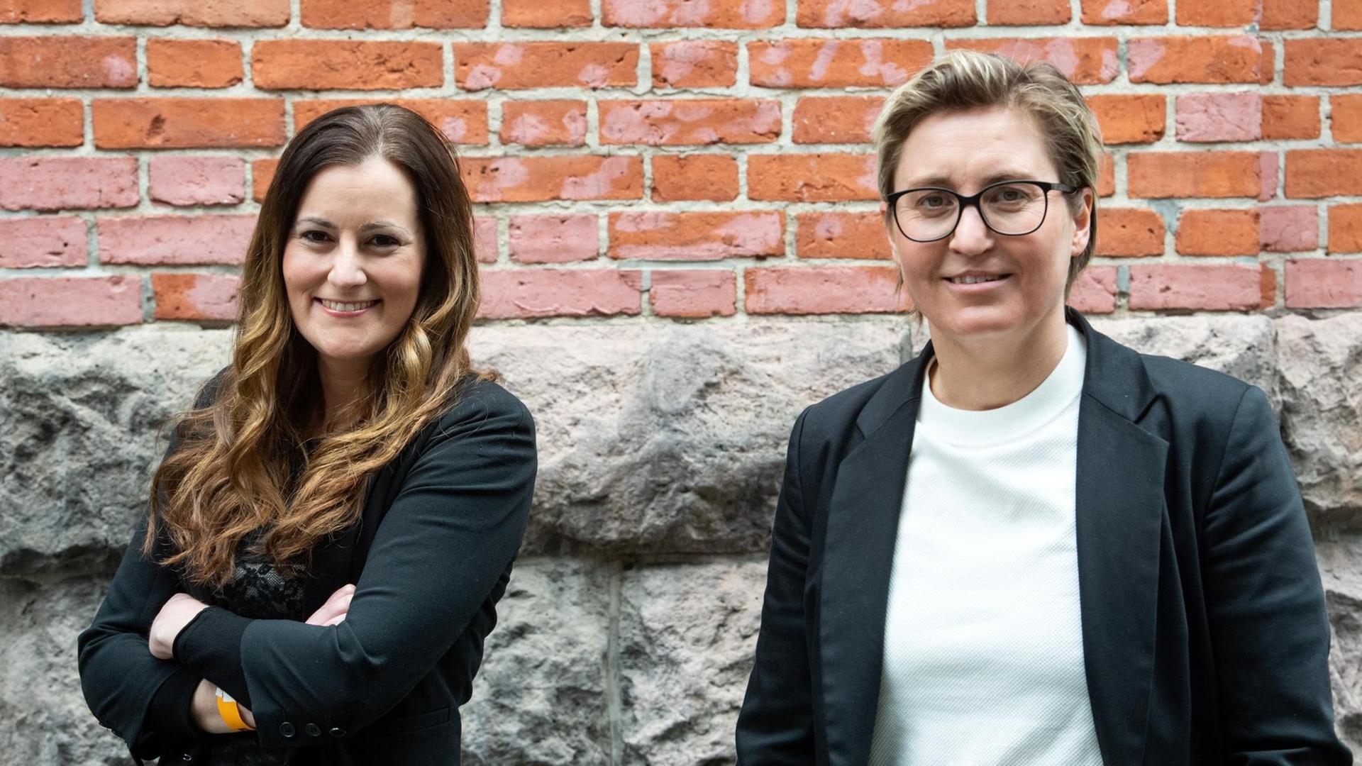 Janine Wissler (l) und Susanne Hennig-Wellsow, die neuen Bundesvorsitzenden der Partei Die Linke, stehen nach ihrer Wahl beim Online-Bundesparteitag der Linken zusammen. Rund 600 Delegierte treffen sich beim dezentralen Online-Bundesparteitag der Partei Die Linke. In einer Berliner Veranstaltungshalle ist eine Bühne für die Hauptredner aufgebaut, die anderen Delegierten sind digital zugeschaltet. Hauptthema des zweitägigen Parteitages ist die Neuwahl des Parteivorstandes und der neuen Parteivorsitzenden. Janine Wissler (l) und Susanne Hennig-Wellsow, die neuen Bundesvorsitzenden der Partei Die Linke, stehen nach ihrer Wahl beim Online-Bundesparteitag der Linken zusammen. Rund 600 Delegierte treffen sich beim dezentralen Online-Bundesparteitag der Partei Die Linke. In einer Berliner Veranstaltungshalle ist eine Bühne für die Hauptredner aufgebaut, die anderen Delegierten sind digital zugeschaltet. Hauptthema des zweitägigen Parteitages ist die Neuwahl des Parteivorstandes und der neuen Parteivorsitzenden.