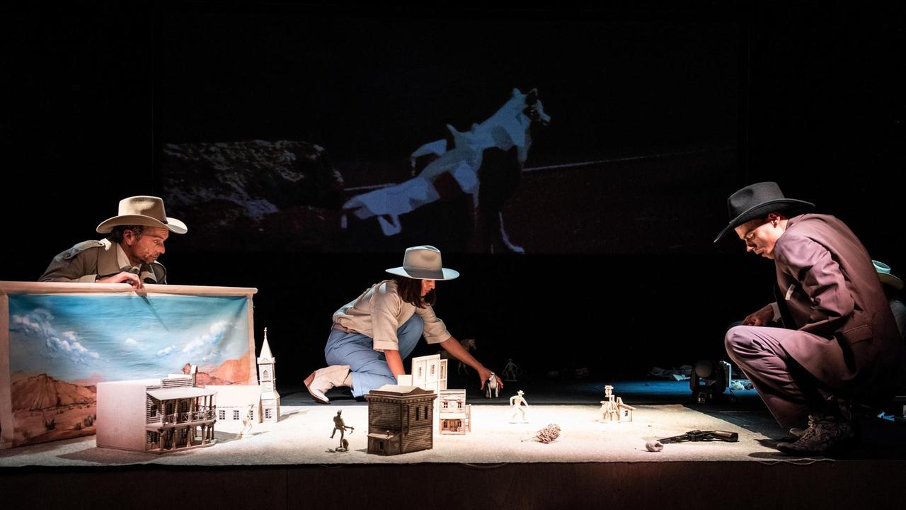 Szene aus "Restworld" mit den Schauspielern Hendrik Richter, Cali Kobel, Leon Maria Spiegelberg. Szene aus "Restworld" mit den Schauspielern Hendrik Richter, Cali Kobel, Leon Maria Spiegelberg.