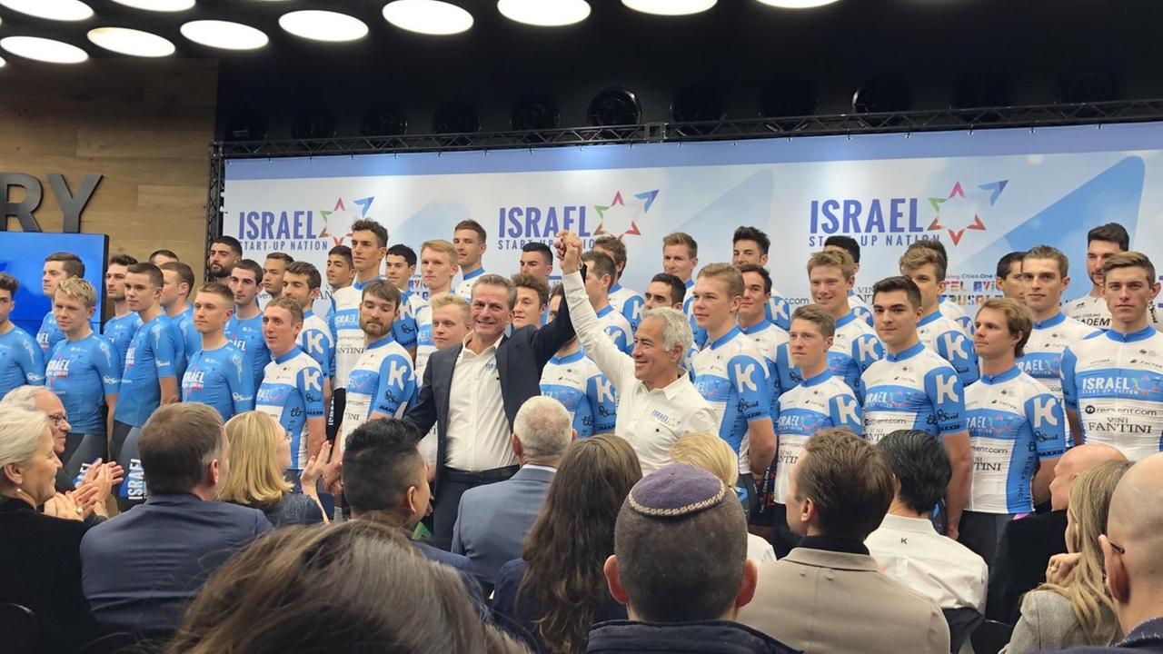 Die Mannschaftsvorstellung von "Israel Start-up Nation" in Tel Aviv. Die Mannschaftsvorstellung von "Israel Start-up Nation" in Tel Aviv.