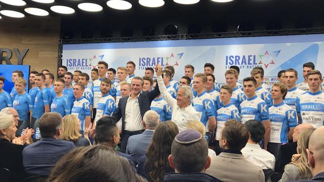 Die Mannschaftsvorstellung von "Israel Start-up Nation" in Tel Aviv.